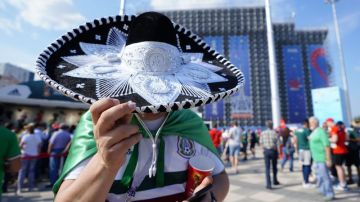 Aficionados mexicanos en Rusia buscan boletos para el juego ante Brasil en Samara. (Foto: Imago7/Ismael Arroyo)