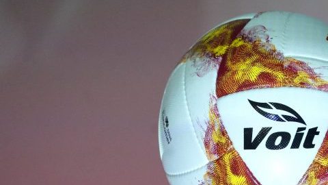 El nuevo balón de futbol Voit, para el torneo Apertura 2018 de la Liga MX. (Foto: Imago7/Marcos Domínguez)