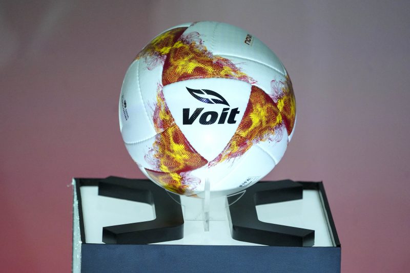El nuevo balón de futbol Voit, para el torneo Apertura 2018 de la Liga MX. (Foto: Imago7/Marcos Domínguez)