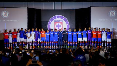 Cruz Azul presentó su nuevo uniforme para el Apertura 2018 de la Liga MX. (Foto: Imago7/Eloisa Sánchez)