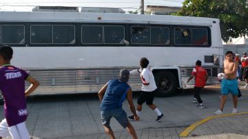 Aficionados de Tiburones Rojos arrojaron poedras al autobús de Pumas