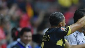Jugadores del Morelia reclaman una jugada al cuerpo arbitral en el partido ante Toluca. (Foto: Imago7/Agustin Cuevas)