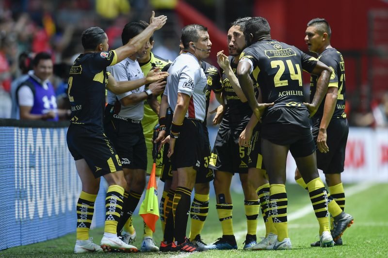 Jugadores del Morelia reclaman una jugada al cuerpo arbitral en el partido ante Toluca. (Foto: Imago7/Agustin Cuevas)