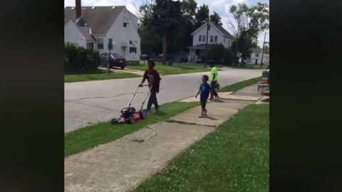 Los niños fueron denunciados por cortar el césped.