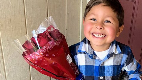 Las flores y la mejor de las sonrisas es lo que le regaló este niño a una niña de su clase.