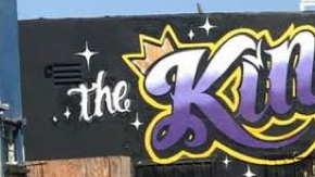 Arriba puede verse el mural vandalizado; abajo, eliminado por el artista.