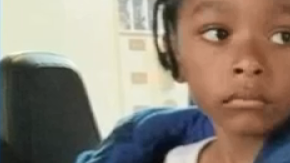 El niño fue abandonado por una mujer negra de unos 20 años.