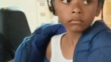 El niño fue abandonado por una mujer negra de unos 20 años.