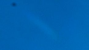 Un peatón utiliza un paraguas para protegerse del sol en Los Ángeles.