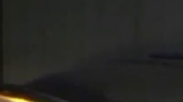 El sospechoso (d) estrelló el auto que conducía durante la persecución.