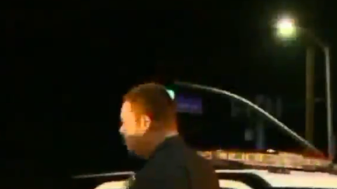 La policía pide ayuda del público para encontrar al culpable.