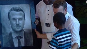 Una niño de 11 años sorprende al presidente francés, Macron, con un retrato.