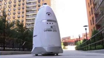 La robot en pleno patrullaje