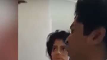 Un video muestra cuando la Policía interviene con la pareja en el hostal.