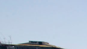 Familias se deleitan de las olas en Santa Mónica.