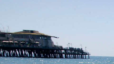 Familias se deleitan de las olas en Santa Mónica.