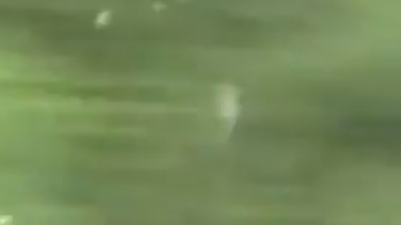 Una mujer conduce sin casco, mientras manda un mensaje de texto.