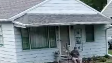 Dos vecinas enfrentadas descubren que en realidad son hermanas.