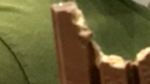 Para muchos comerse un Kit Kat así es casi un delito.