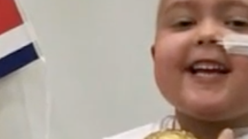 Un niño de Inglaterra es un fanático de su selección y los apoya mientras se somete a radioterapia.