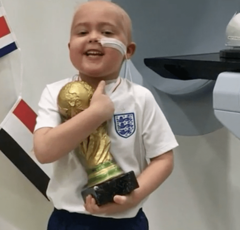 Un niño de Inglaterra es un fanático de su selección y los apoya mientras se somete a radioterapia.