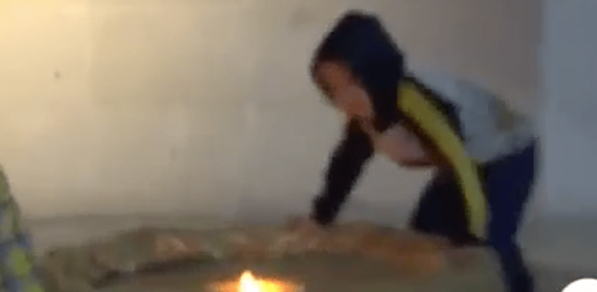 Un niño apaga el "Fuego de la libertad". 