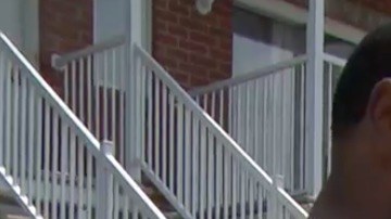 Una mujer da a luz en el jardín de su casa.