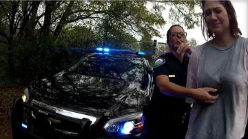 Los oficiales de policía Courtney Brown y Kristee Wilson decidieron arrestar a Webb por exceso de velocidad después de lanzar una moneda virtual para decidir.