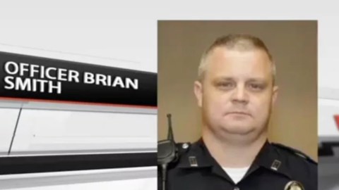 El oficial de policía Brian Smith que insultó y realizó comentarios racistas en la red.
