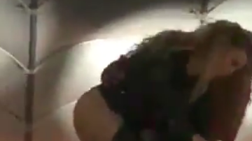 La gente de seguridad le ayudó, pues los zapatos altos podían ponerla en riesgo.