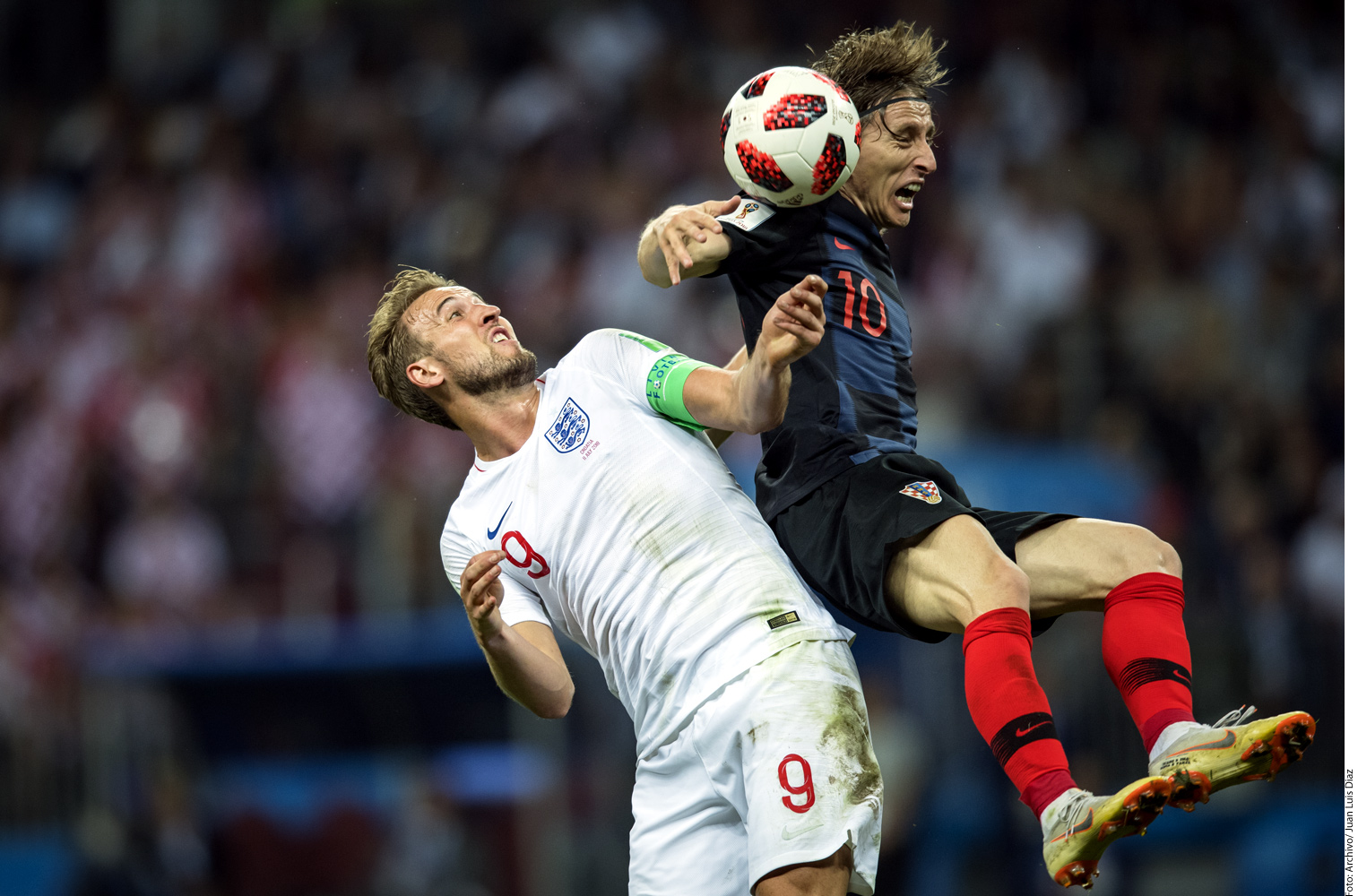 Luka Modric (der.) sobrevivió a una brutal infancia como refugiado, después de que su abuelo murió asesinado por militares serbios durante la Guerra de los Balcanes