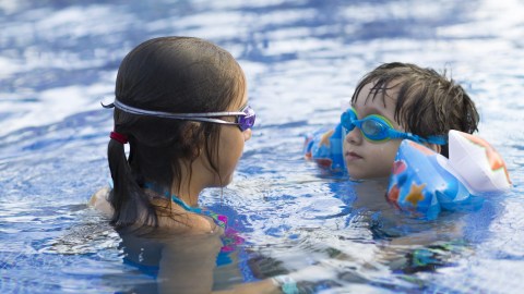 En esta temporada, más que nunca, los padres deben estar al pendiente de todas las medidas de seguridad que previenen los accidentes y las fatalidades involucradas con el agua de piscinas, tinas, playa, ríos y lagos..