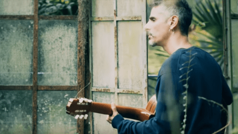 Guillermo Bonetto, vocalista de Los Cafres en el vídeo "Sigo Caminando".