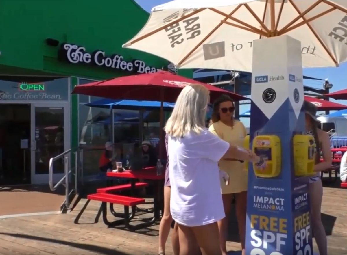Turistas aprovechan un dispensador ubicado en el muelle de Santa Mónica. 