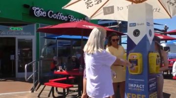 Turistas aprovechan un dispensador ubicado en el muelle de Santa Mónica.