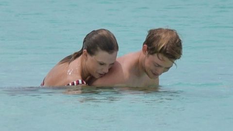 Taylor Swift junto a Joe Alwyn.