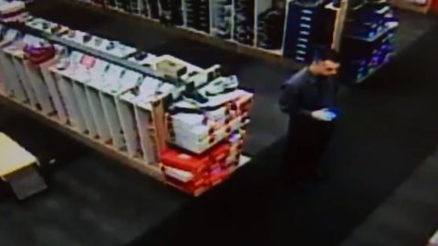 La policía ha publicado imágenes del sospechoso.