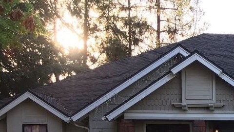 Las autoridades acordonaron el hogar donde falleció el menor.
