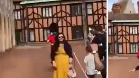La mujer estaba posando para una fotografía cuando el guardia la aventó.
