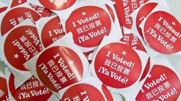 Calcomanías en San Francisco presumen el "ya voté" en inglés, chino y español.