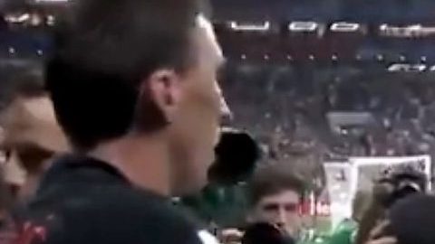 El fotógrafo salvadoreño radicado en México Yuri Cortez cuando es besado por Domagoj Vida.