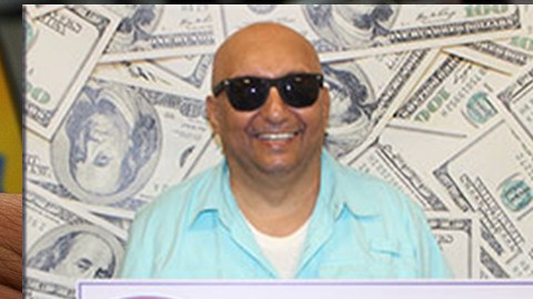 Francisco Ríos con su premio de lotería.