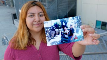 Jaqueline Ochoa muestra una foto de su padre, quien recibió una orden de deportación en 2016. Su padrastro enfrentó la misma suerte poco después y también fue deportado a El Salvador. (Aurelia Ventura/La Opinion)