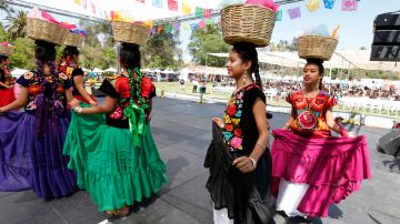 08/04/18 /LOS ANGELES/ Dancers dressed in traditional Oaxacan clothing perform during Festival Guelaguetza ORO 2018 at Lincoln Park in Los Angeles.  (Aurelia Ventura/La Opinion)