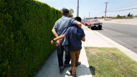 Manuel Eduardo Gómez camina por una calle de Ontario luego de reunirse en Los Ángeles tras casi tres meses de haber sido separados en la frontera. (Aurelia Ventura/La Opinion)