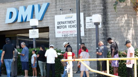 08/08/18 /LOS ANGELES/A long line snakes around a DMV in Los Angeles. The long lines, prompted by the REAL ID, are prompting pressure by outraged Californians to reduce waits of eight hours or more at some DMV offices. (Aurelia Ventura/La Opinion)