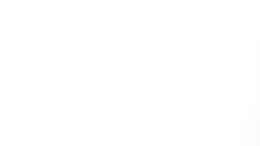 Elsa Rodríguez se relaja mientras un artista de maquilaje la apapacha. (Aurelia Ventura/La Opinion)