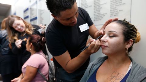 Elsa Rodríguez se relaja mientras un artista de maquilaje la apapacha. (Aurelia Ventura/La Opinion)