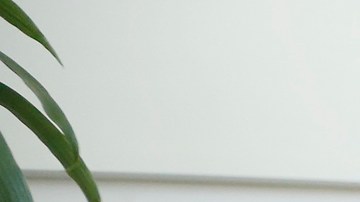 Una mujer recibe una manicura. (Aurelia Ventura/La Opinion)