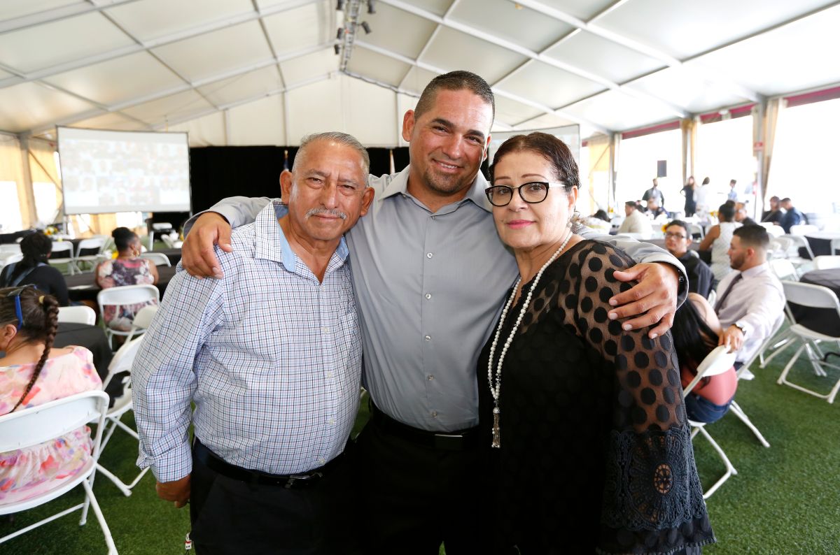 Raúl Jr. Barranco abraza contento a sus padres Raúl e Isabel Barranco. / fotos: Aurelia Ventura. 